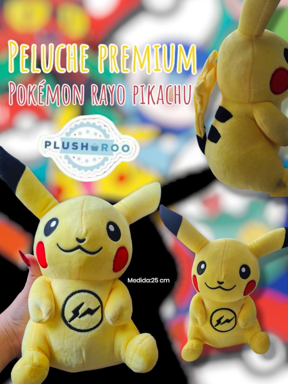 Peluche Premium PLUSHAROO 2025 POKEMON RAYO PIKACHU