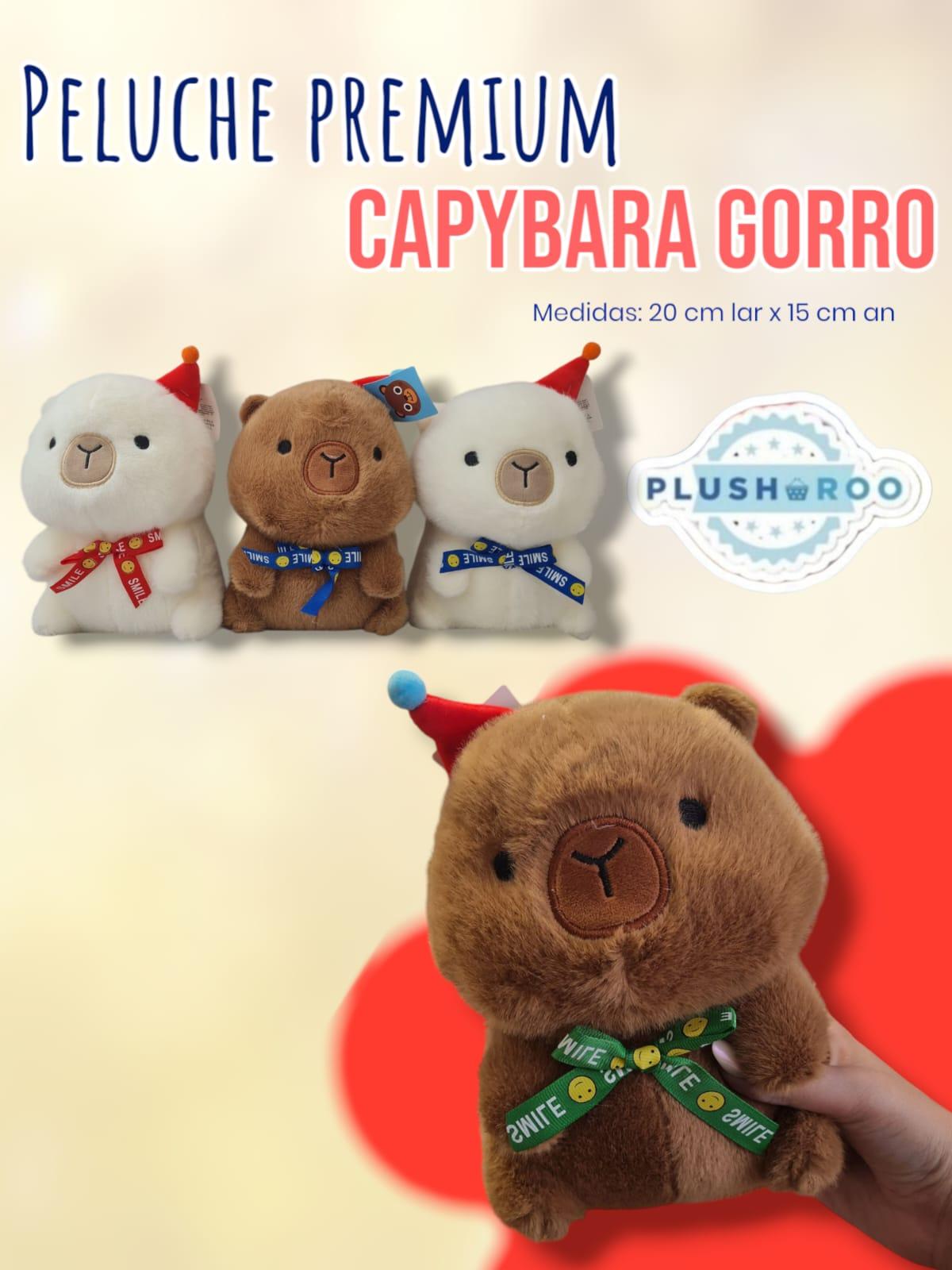 Peluche Premium PLUSHAROO Capybara Gorro 20cm